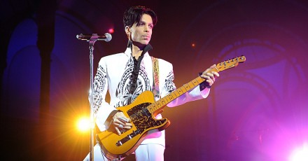 Prince, cittadini chiedono di sostituire statua di Colombo per una del cantante